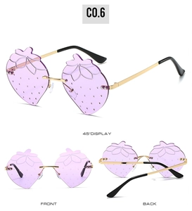 Drei Ansichten einer randlosen Erdbeer-Sonnenbrille mit lila Gläsern und Goldbügeln
