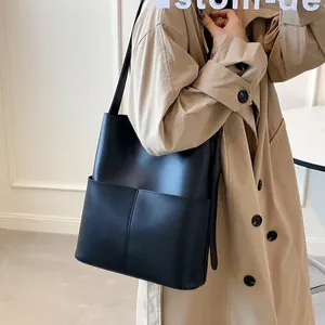 Detailansicht schwarze minimalistische Shopper Tasche mit doppelten Vordertaschen und Struktur