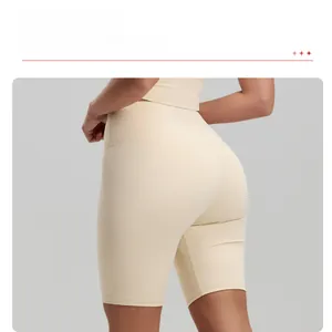 Vue détaillée du short de yoga taille haute avec design sculptant pour l'effet fessier