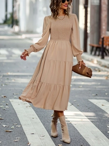 Robe longue kaki à volants avec corsage plissé et manches lanternes en ville