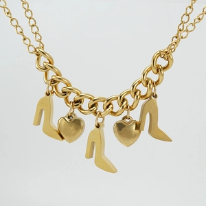 Détail du bracelet en or 18 carats avec pendentifs élégants en talons hauts et cœurs