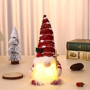 Nahaufnahme eines leuchtenden Weihnachtsgnoms mit einer roten texturierten Strickmütze