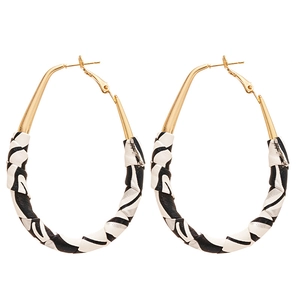 Boucles d'oreilles créoles rétro en simili cuir léopard doré avec un style vintage