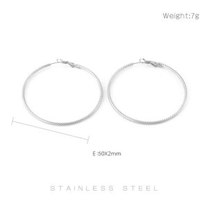50mm große Creolen aus Edelstahl in Silber mit Angabe der Maße und Materialstärke