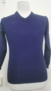Detailansicht des V-Ausschnitts und der dunkelblauen Strickstruktur dieses Herrenpullovers