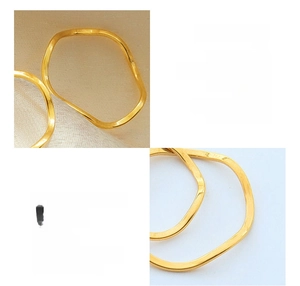 Macro-opname van 18K vergulde titaniumstalen ring met een elegant golfpatroon-ontwerp