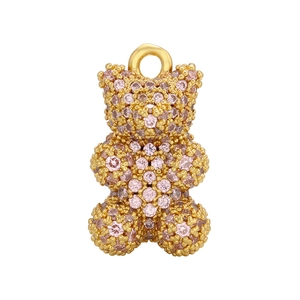 Dettaglio macro del ciondolo a forma di orsetto dorato con cristalli rosa pavé