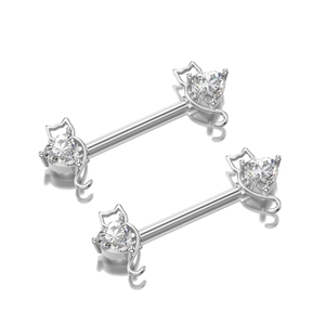Dettaglio di piercing al capezzolo in argento con zircone a cuore e gatto