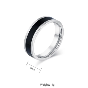 Dettaglio dell'anello in acciaio al titanio argento e nero con larghezza 6mm e peso di 4g