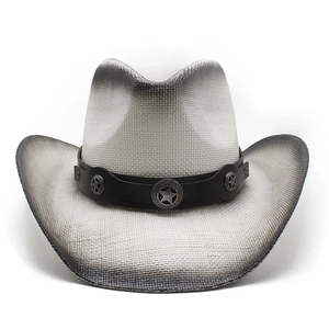 Detailansicht eines geflochtenen Cowboyhutes mit Farbverlauf und Sternverzierung