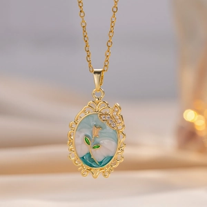 Französische Vintage-Halskette mit weißer Rose und Diamant-Schmetterling-Anhänger