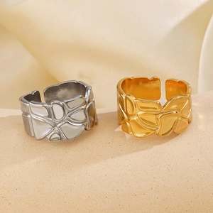 Minimalistische offene Edelstahlringe mit unregelmäßiger Hammerschlag-Textur in Gold und Silber