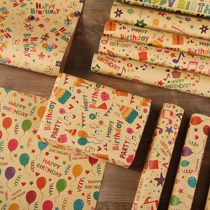 Papier cadeau d'anniversaire coloré avec ballons et étoiles sur papier kraft épais