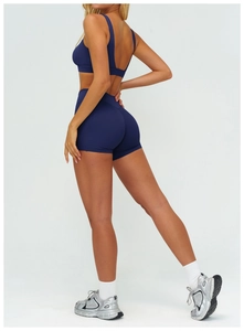 Dettaglio del set pantaloncini da yoga a vita alta blu navy e reggiseno con scollo a U