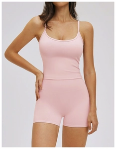 Vue détaillée d'un ensemble de yoga rose pâle avec débardeur et short taille haute