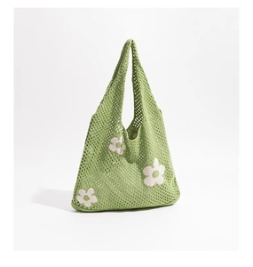 Detailansicht der grünen Häkeltasche mit rosa und weißen Blumenmustern für Damen