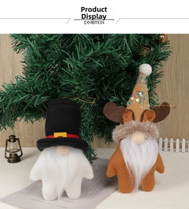 Détail de gnomes de Noël avec bois de renne et paillettes dans un décor festif