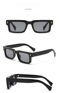 Drei-Winkel-Ansicht der glänzenden schwarzen rechteckigen Sonnenbrille von vorne und der Seite