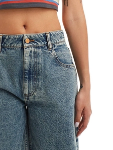 Pantacourt en jean décontracté pour femme en bleu délavé avec boutons classiques