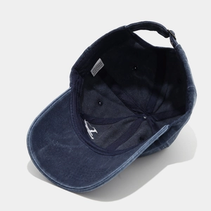 Innendetail einer Baseballkappe aus gewaschener Baumwolle mit 100% Baumwolle Etikett