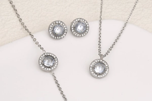 Vue détaillée de l'ensemble collier bracelet et boucles d'oreilles en acier plaqué 18K