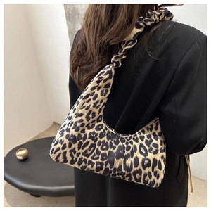 Gros plan du sac léopard avec bandoulière plissée style nuage pour un look rétro