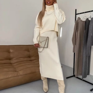 Ensemble en tricot crème avec un pull à col roulé et une jupe longue assortie