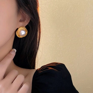 Boucles d'oreilles vintage avec perles et bordures dorées texturées au style raffiné