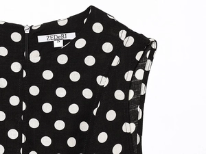 Dettaglio dello scollo dell'abito midi a pois con zip e trama effetto lino