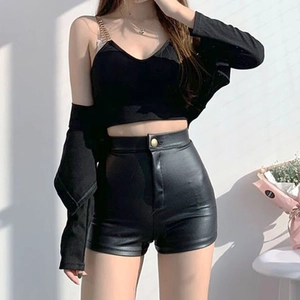 Detail von schwarzen PU-Leder-Shorts mit hoher Taille, Knopf und elastischer, enger Passform
