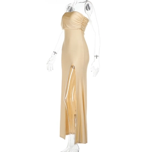Vue détaillée de la robe longue en satin doré champagne avec fente latérale sur mannequin