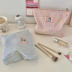 Détails des trousses de toilette en tweed rose et bleu avec écusson Susanna mignon