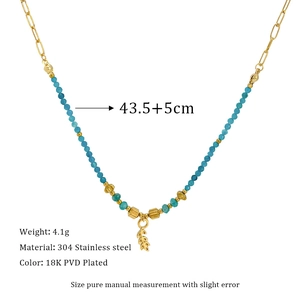 Detailansicht der 18K vergoldeten Edelstahlkette mit blauen Perlen und Blattanhänger