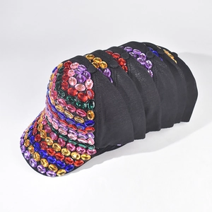 Berretto da baseball nero con strass e cristalli colorati in una confezione multipla