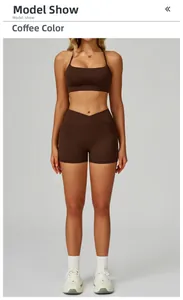 Détail d'un ensemble de yoga marron avec short à taille croisée haute et poches latérales