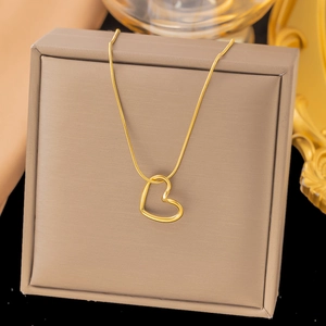 Minimalistische Goldkette mit modernem asymmetrischem hohlem Herzanhänger für Damen