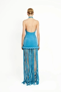 Détail de la robe de soirée dos nu en velours bleu avec ourlet à franges et lien corde