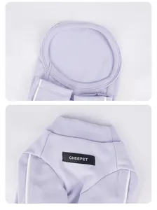 Détail du pull pour animal lavande avec coutures précises de l'ourlet et étiquette de marque
