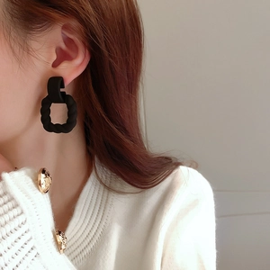 Retro black matte twisted acrylic hoop earrings for women with a minimalist vintage design