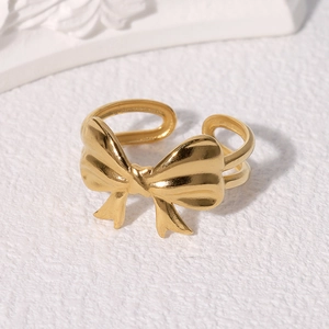 Minimalist double-layer bow ring in gold-plated stainless steel with adjustable band