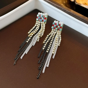 Detailansicht der Vintage-Ohrhänger mit bunten Kristallen und eleganten Perlenquasten