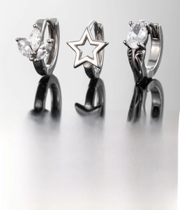 Vue détaillée des boucles d'oreilles en acier titane argenté avec étoile et zircon