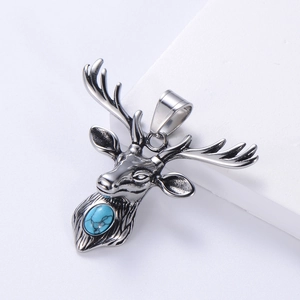 Pendentif cerf en acier inoxydable avec turquoise bleue sur socle géométrique