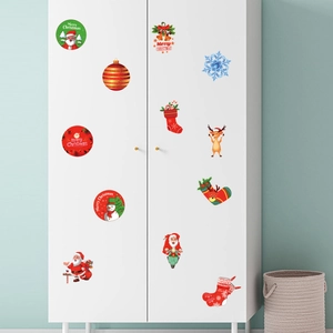 Stickers magnétiques de Noël avec Père Noël et renne sur une armoire blanche
