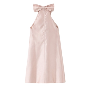 Robe licou élégante en satin rose avec grand nœud sur fond blanc impeccable