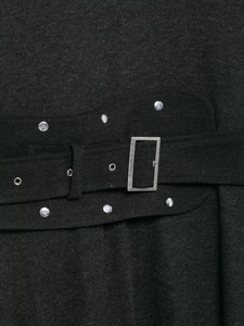 Vue détaillée de la texture du tissu gris foncé avec boucles et rivets en métal argenté