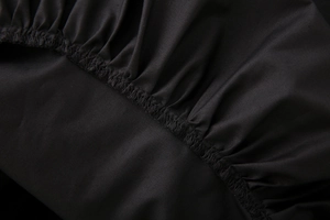 Détails de la robe midi en coton noir avec coutures froncées et tissu élastique texturé