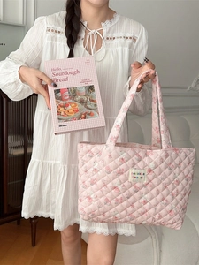 Pink quilted tote bag with floral patterns and bear prints for daily commuting