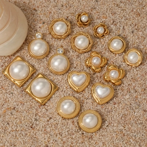 Elegant 316 stainless steel heart and flower pearl stud earrings in vintage gold finish