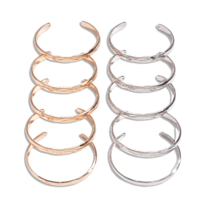 Lot de 10 bracelets joncs en métal texturé martelé finitions or rose et argent